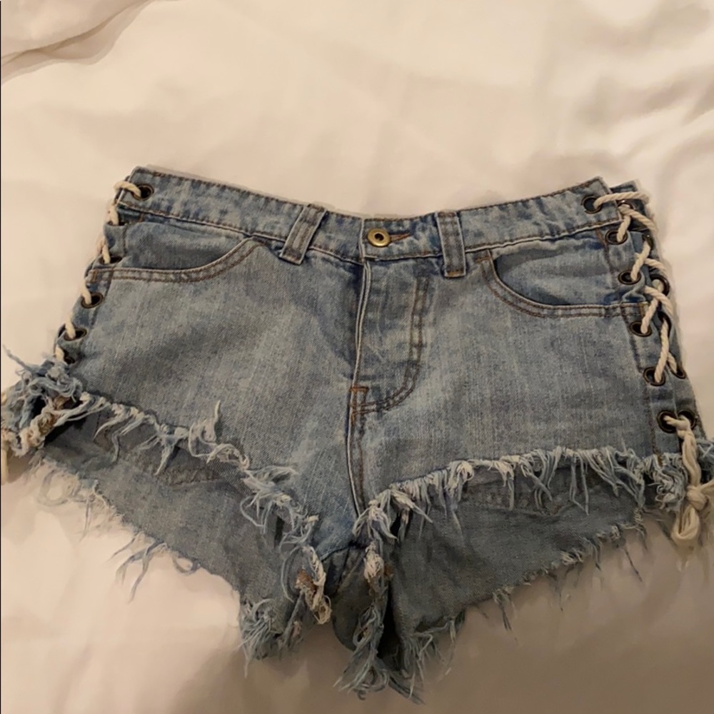 BILLABONG DISTRESSED DEMIN SHORTS